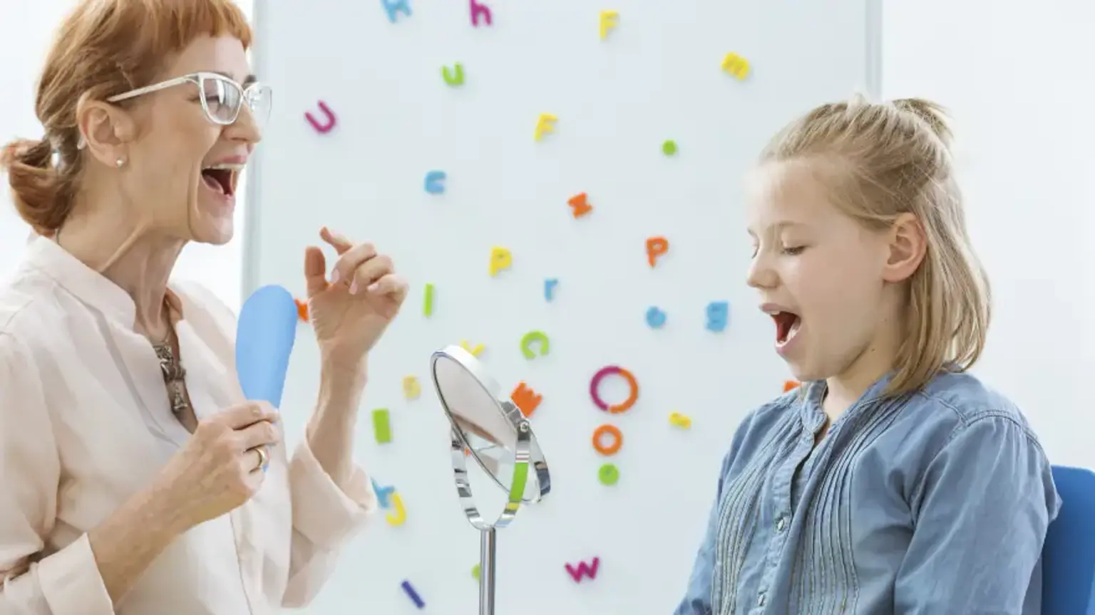 Yigitlarning yuzlari sut bilan qoplangan